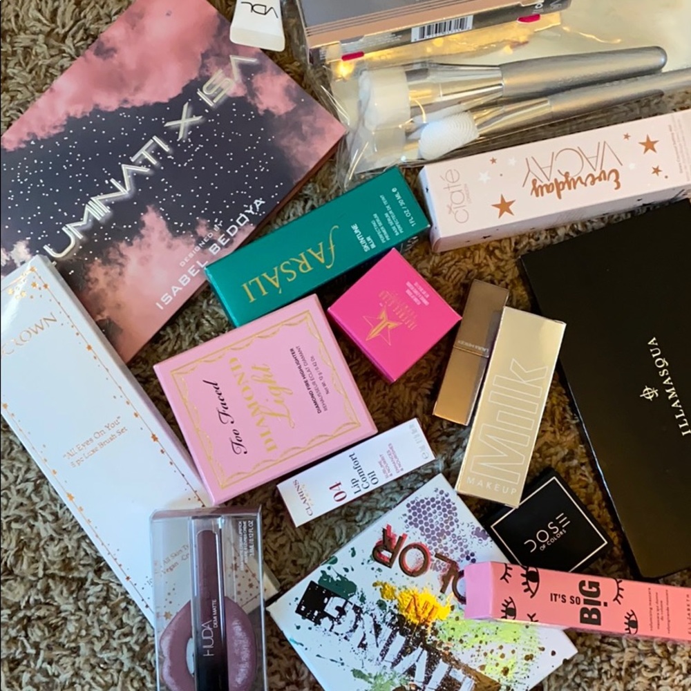 Makeup mystery box (5-6 UNTOUCHED items)